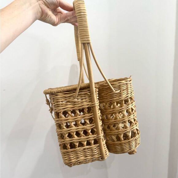 Vintage Wicker Picnic Basket with Beverage Wine Bottle Holder - Picture 6 of 8